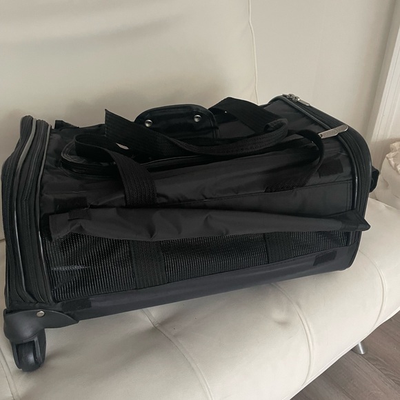 Stylish Sherpa Black Pet Carrier With Wheels - Picture 6 of 9